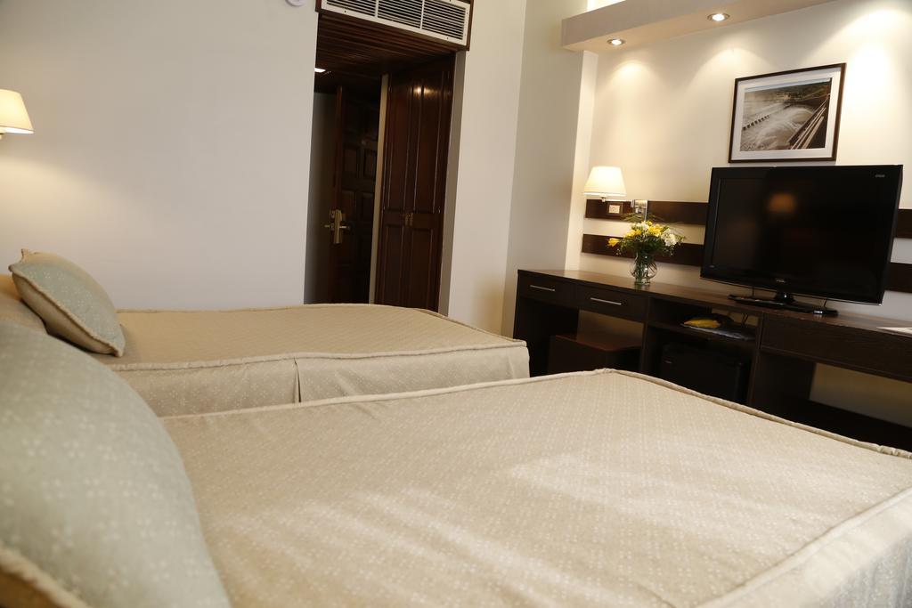 Hotel Corregidor Ла Плата Екстериор снимка